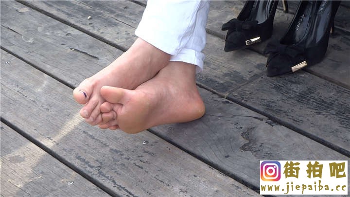 裸足少女脚趾扭动.MP4_20180326_110459.898.jpg