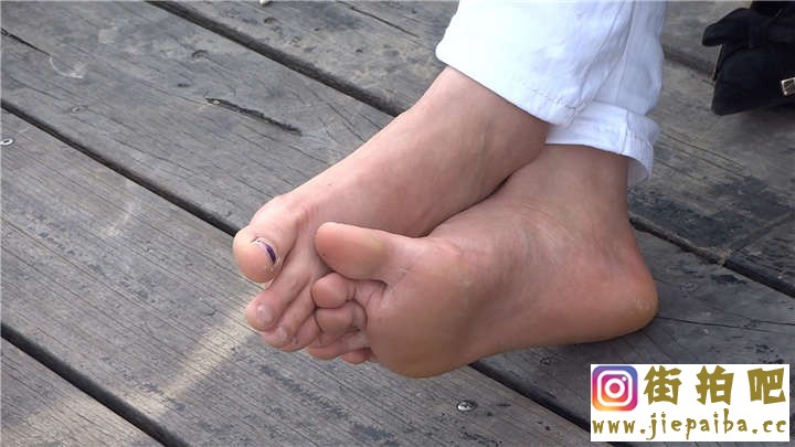 裸足少女脚趾扭动.MP4_20180326_110502.808.jpg