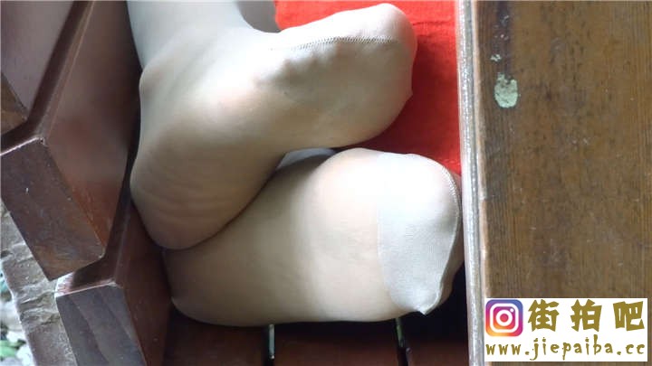 长椅上玩微信的女王1.MP4_20180329_115636.605.jpg