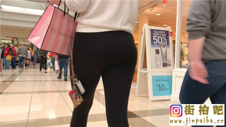 1609141d1556926844_compilation_asses_out_shopping_19.mkv_20190502_155013.475.jpg