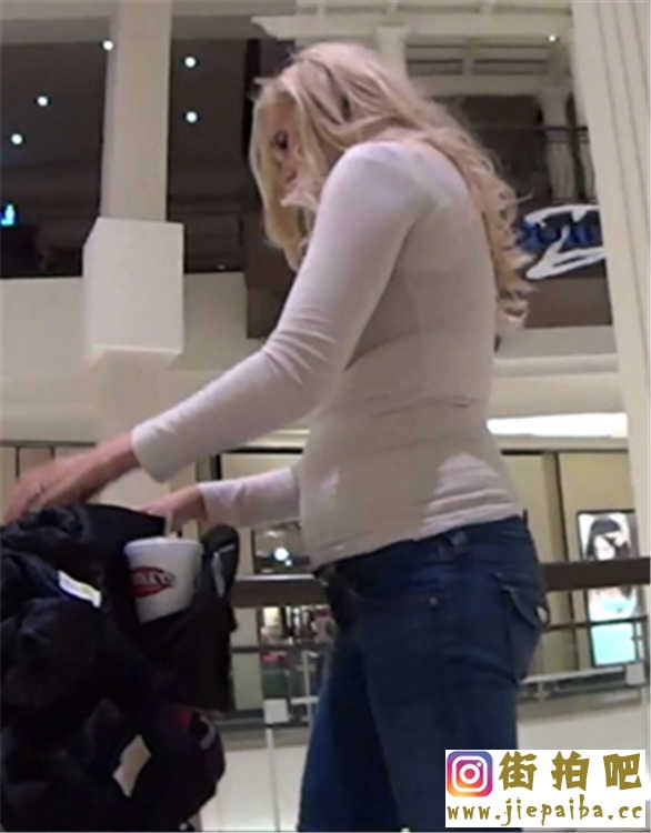 Superstar Blonde MILF in Tight Jeans.jpg