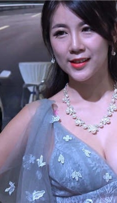 车展江淮展台两个薄纱连衣长裙极品美胸两个美女[MP4/1.3G]