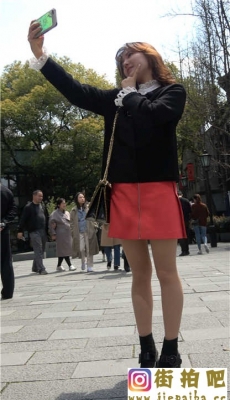 4K-街拍红色短裙肉色丝袜高跟漂亮妹子街头拍照[MP4/2.73G]