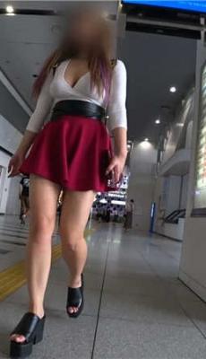 红色超短裙白腿极品大胸美女[MP4/1.44G]