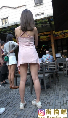 4K-粉色吊带连衣短裙热裤墨镜极品美女[MP4/2.26G]