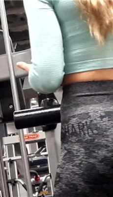 健身房紧身裤金发美女极品性感圆翘臀[MP4/137M]