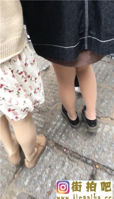 逛街的两个裙装肉色丝袜美腿学生美眉[MOV/147M]
