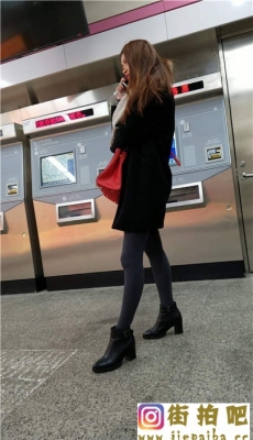 4K-车站拍摄灰色丝袜黑色高跟美腿漂亮美女[MP4/909M]