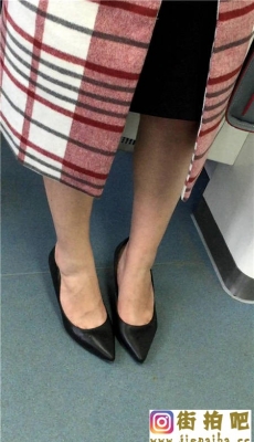 【醉爱作品】地铁黑色连衣短裙肉丝黑高美腿少妇[MP4/131M]
