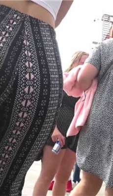 街拍图案紧身打底裤性感身材洋妞极品美胸翘臀[MP4/94M]