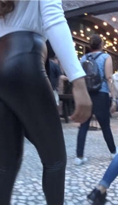 街拍黑色紧身皮裤金发美女鸡婆长腿翘臀[MP4/381M]