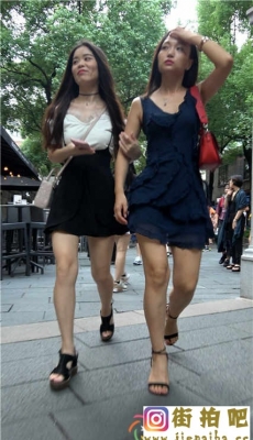 4K-街拍黑色和蓝色连衣短裙两个漂亮OL美女性感白腿[MP4/782M]