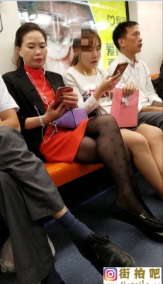 地铁拍摄黑色皮鞋黑丝网袜性感熟女[MOV/717M]