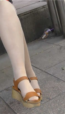 【4K视频】白丝少妇展示街拍街拍美腿让我坐立不安[MP4/1.27G]