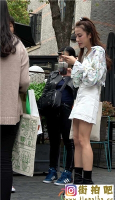 4K-街头拍照的白色牛仔短裙高跟极品美腿长发美女 第二季