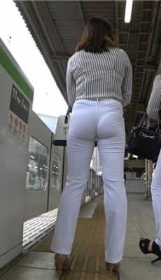 街拍两个紧身白裤高跟圆润饱满翘臀OL少妇[MP4/1.33G]