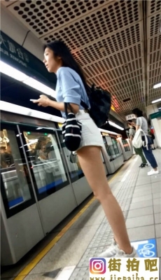地铁白色热裤妹子极品性感长腿[MP4/164M]