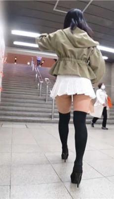 街拍白色蕾丝超短裙高筒袜极品身材美腿美女[MP4/1.41G]
