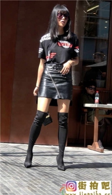 4K-街头拍照的黑色包臀皮裙极品肉丝长腿美女[MP4/2.3G]