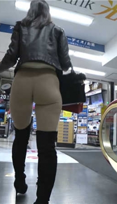 街拍紧身打底裤性感长腿圆润翘臀极品身材少妇[MP4/1.47G]