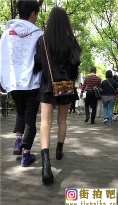 4K-街拍黑色超短百褶裙长发美女性感肉丝美腿[MP4/1.25G]
