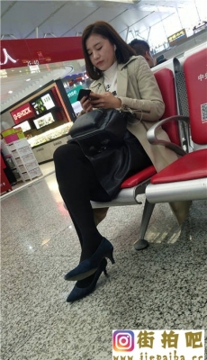 4K-高铁站候车的黑色丝袜极品美腿蓝色高跟漂亮少妇[MP4/1G]