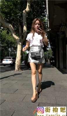 4K-街拍银色皮短裙性感白皙长腿高跟性感美女[MP4/1.55G]