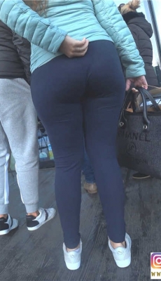 街拍黑色氨纶裤饱满圆润大屁股OL少妇[MP4/609M]