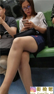 4K-地铁蓝色短裙肉色丝袜金色高跟极品美腿OL少妇[MP4/359M]