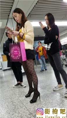 4K-等地铁的黑色网袜黑色高跟黑色短裤少妇[MP4/1.1G]