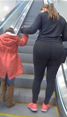 商场跟拍黑色紧身裤熟女饱满圆润大屁股[MP4/473M]