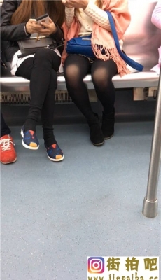 地铁拍摄黑色丝袜开腿粉衣短裙妹子[MOV/317M]