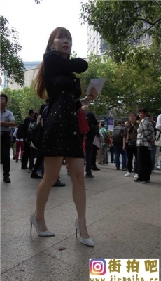 4K-街拍黑色公主连衣短裙性感长腿高跟极品美少妇[MP4/1.81G]