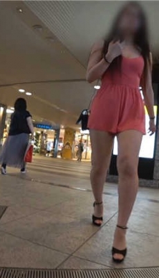 地铁站跟拍粉色宽松短裤性感白腿丰满大腿美女[MP4/1.17G]