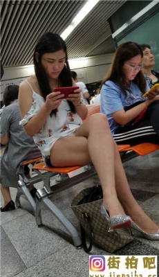 4K-地铁站候车的银色高跟极品长腿美女[MP4/476M]