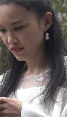 4K-布置婚礼的白色蕾丝连衣裙肉丝高跟美腿漂亮少妇[MP4/3.04G]