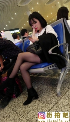4K-车站候车室拍摄黑色丝袜黑色高跟红唇少妇[MP4/1.3G]