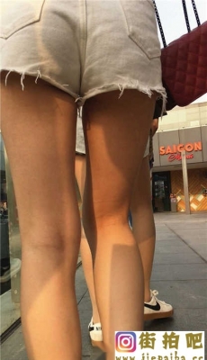 白色短裤下的腿很吸引人[705M]