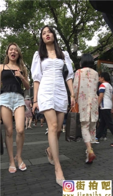 4K-街拍白色连衣裙和牛仔热裤两个性感长腿美女[MP4/1.68G]