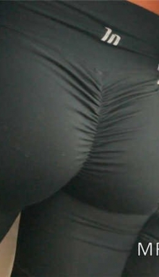 商场买衣服的黑色紧裤洋妞圆润翘臀[MP4/1.38G]