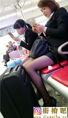 4K-火车站候车的两个制服黑色丝袜高跟OL少妇[MP4/974M]