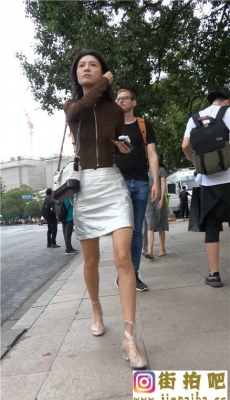 4K-街拍银色包臀短裙高跟美腿漏背美女[MP4/740M]