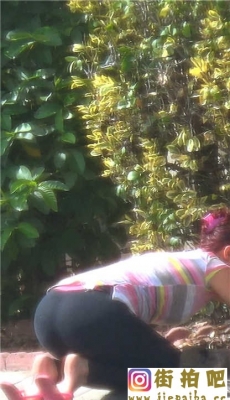 清洗东西的黑色紧身打底裤圆润翘臀少妇[MP4/161M]