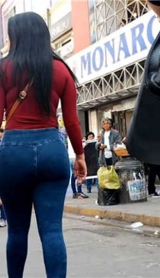 街拍紧绷蓝牛少妇饱满圆润美臀[MP4/295M]