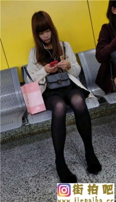4K-地铁站白色针织衫黑色短裙黑丝可爱萝莉美女[MP4/353M]