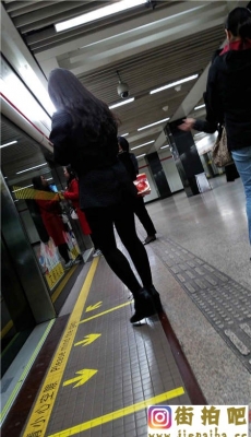 地铁站等车看手机的黑衣黑丝黑高好身材美眉[MP4/586M]