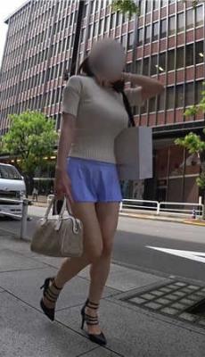 街拍超短裙高跟性感美腿美女极品大胸[MP4/1.37G]