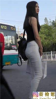 4K-等车的白色紧身裤长发美女极品圆润饱满翘臀[MP4/654M]