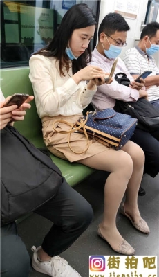 4K-地铁里化妆的肉丝袜少妇[MP4/2.47G]