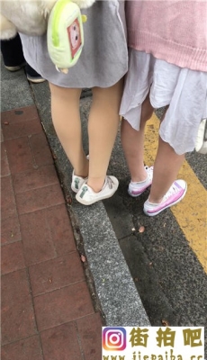 街拍两个等车的肉色丝袜细腿学生妹妹[MOV/160M]